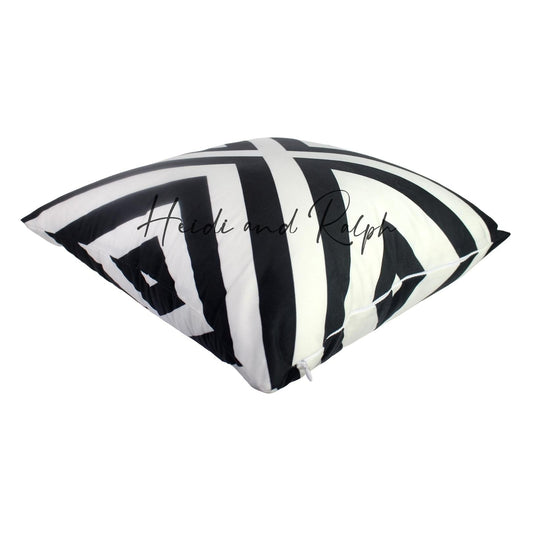 Harriotte BW X Bantal Sofa (Cushion Cover)