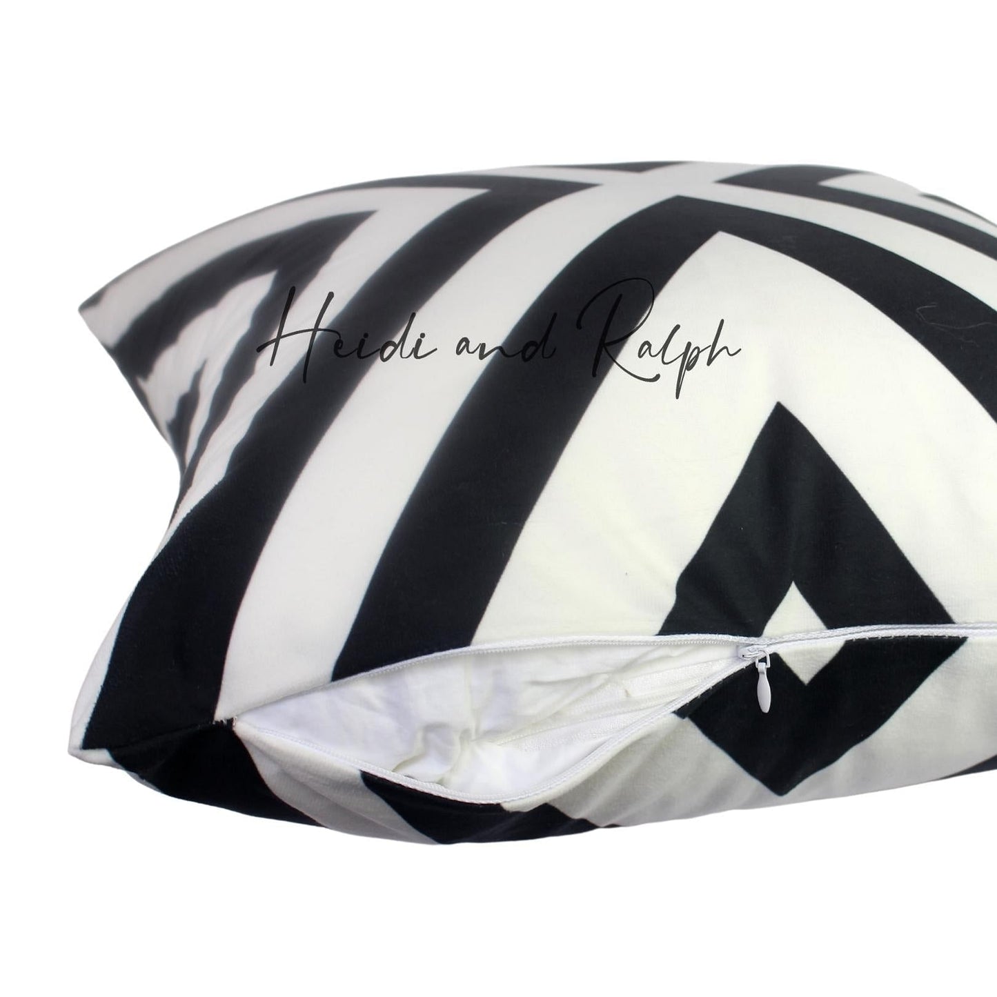 Harriotte BW X Bantal Sofa (Cushion Cover)