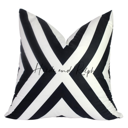 Harriotte BW X Bantal Sofa (Cushion Cover)
