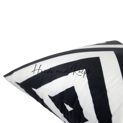 Harriotte BW X Bantal Sofa (Cushion Cover)