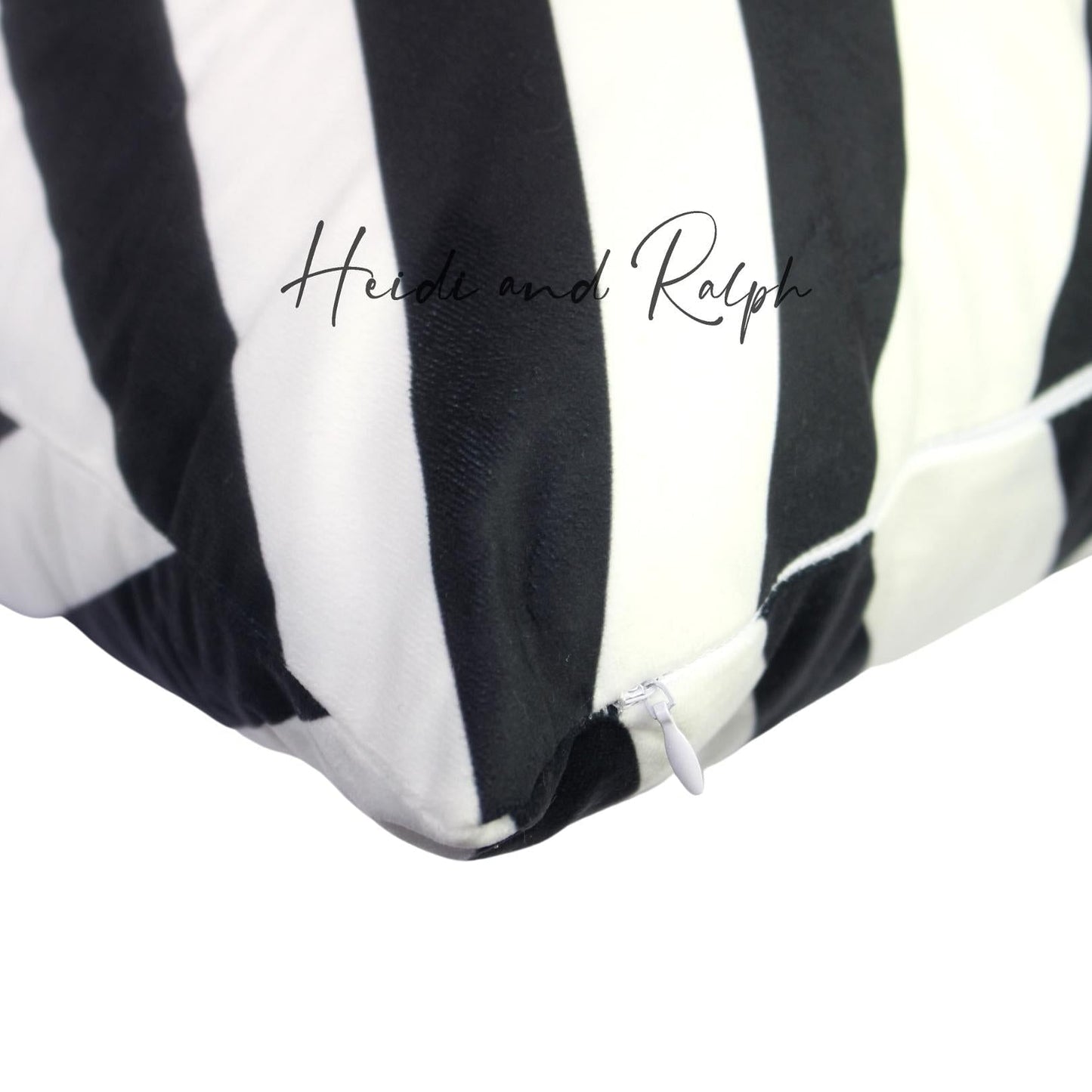 Harriotte BW X Bantal Sofa (Cushion Cover)